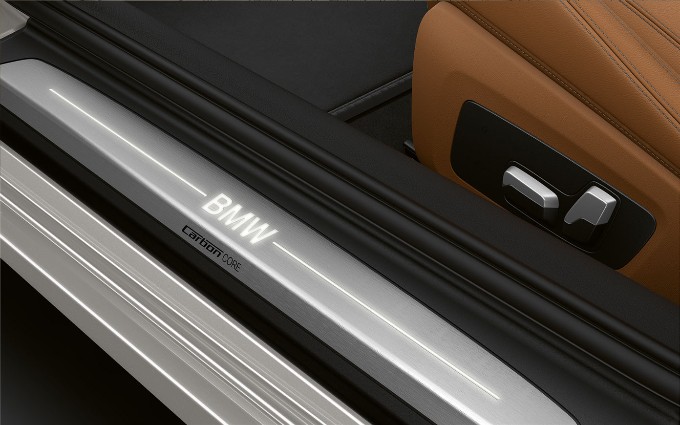 BMW Série 8 Coupé, seuils de porte avec logo BMW. Détail : les seuils de porte avec logo BMW de la BMW Série 8 Coupé.