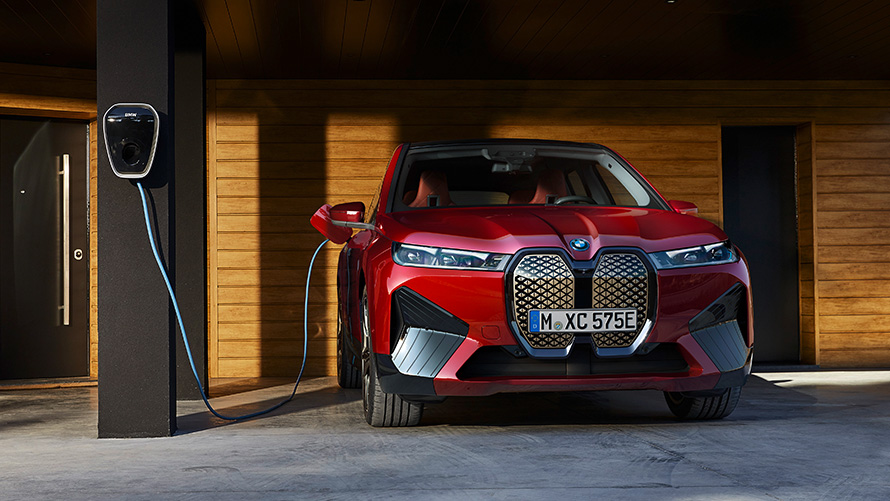 BMW iX i20 SUV électrique BMW iX xDrive50 recharge BMW iX i20 2021 SUV électrique BMW iX xDrive50 Aventurinrot recharge sur une BMW Wallbox
