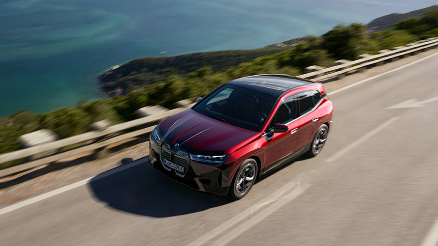 BMW iX i20 BMW SUV électrique iX xDrive50 performance BMW iX i20 2021 SUV électrique BMW iX xDrive50 Aventurinrot en mouvement sur la route performance