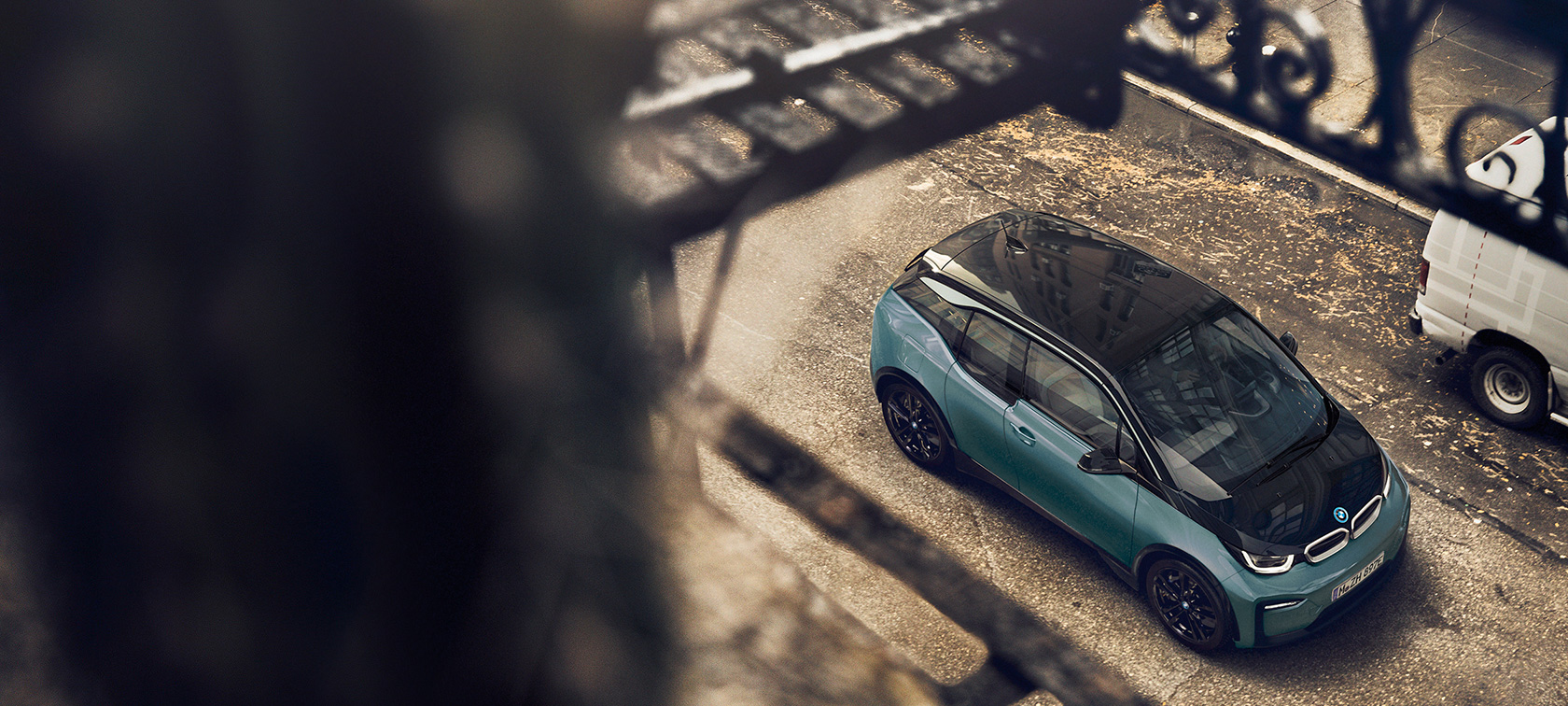 BMW i3 2018 vue en plongée BMW i3 I01 2018 Jucarobeige avec accent Frozen Grey metallic vue en plongée du toit en carbone