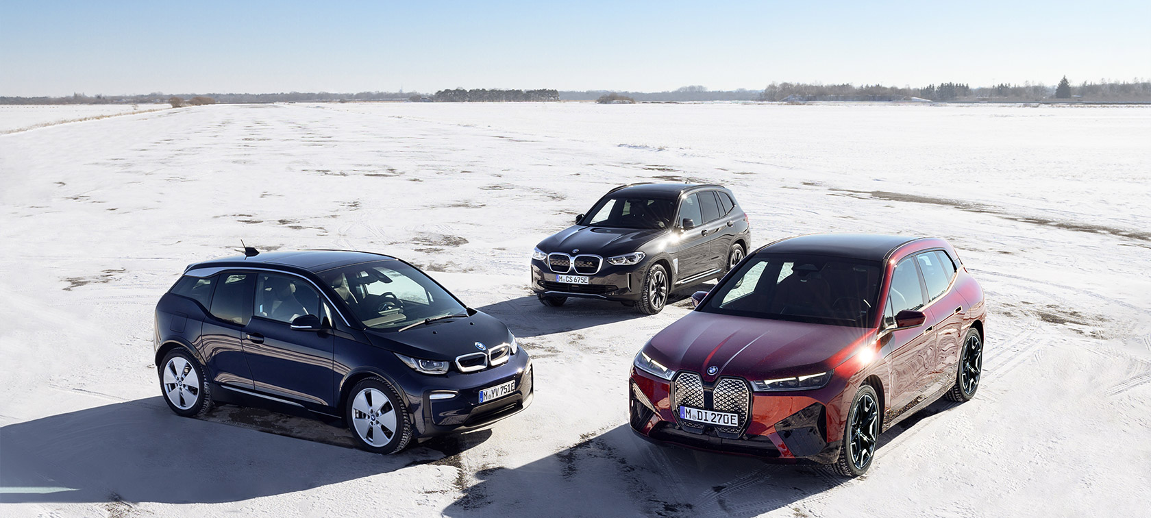 BMW voitures électriques vue de trois quarts de profil en plongée sur le sable Modèles BMW i voitures électriques vue de trois quarts de profil en plongée sur le sable