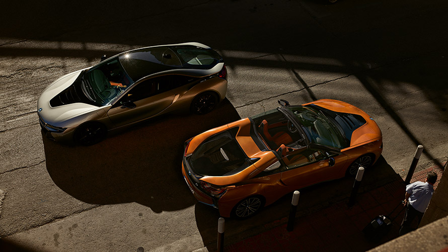 BMW i8 I12 I15 de première génération, vue de trois quarts de profil sur la route Modèles BMW i8 I12 I15 de première génération, vue de trois quarts de profil sur la route