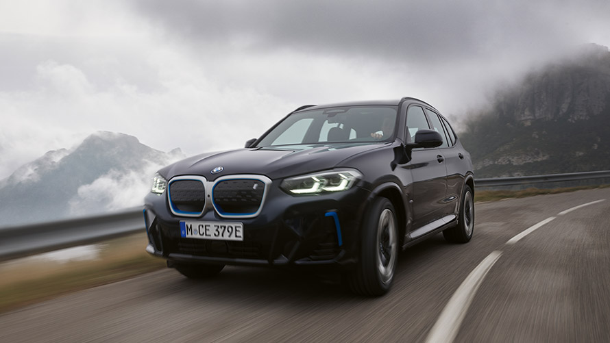 BMW iX3 G08 de première génération, vue de trois quarts de profil en mouvement BMW iX3 G08 de première génération, vue de trois quarts de profil en mouvement