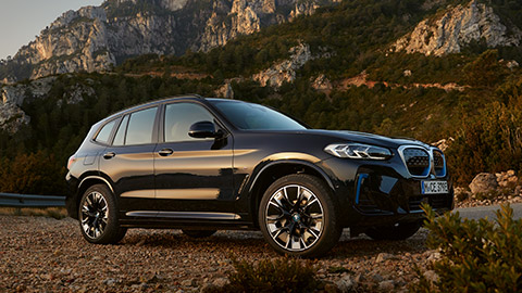BMW iX3 vue de trois quarts de profil avec modèle