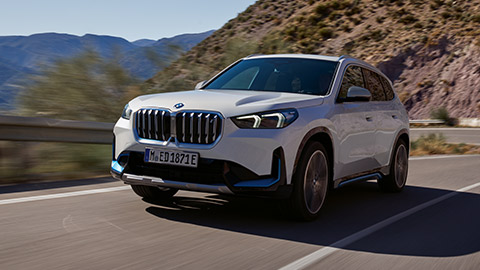 Modèles BMW X BMW iX1 U11 vue de profil en mouvement sur la route