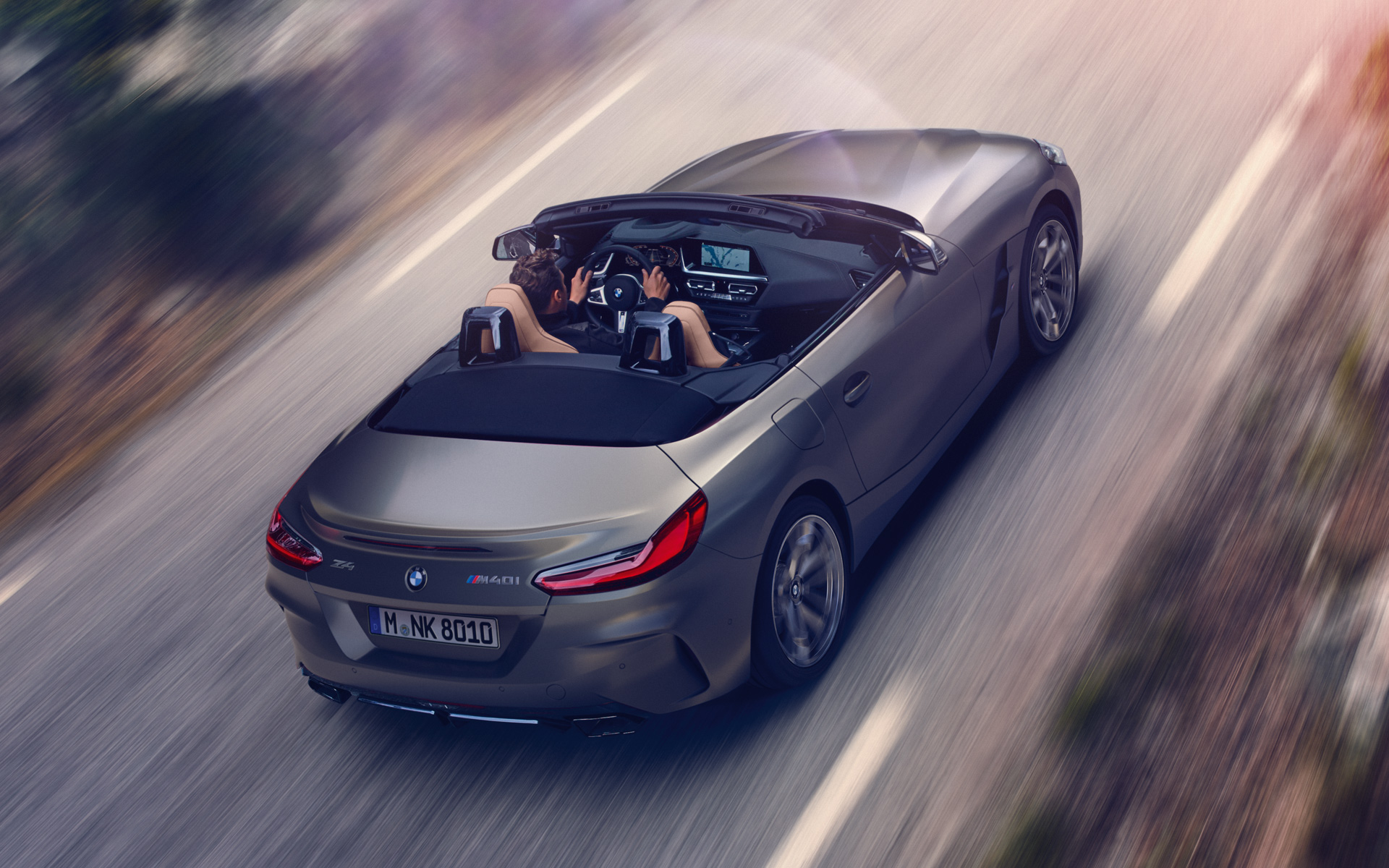 BMW Z4 M40i Roadster G29 2019 BMW Individual Frozen Grey metallic en mouvement avec capote ouverte, vue en plongée