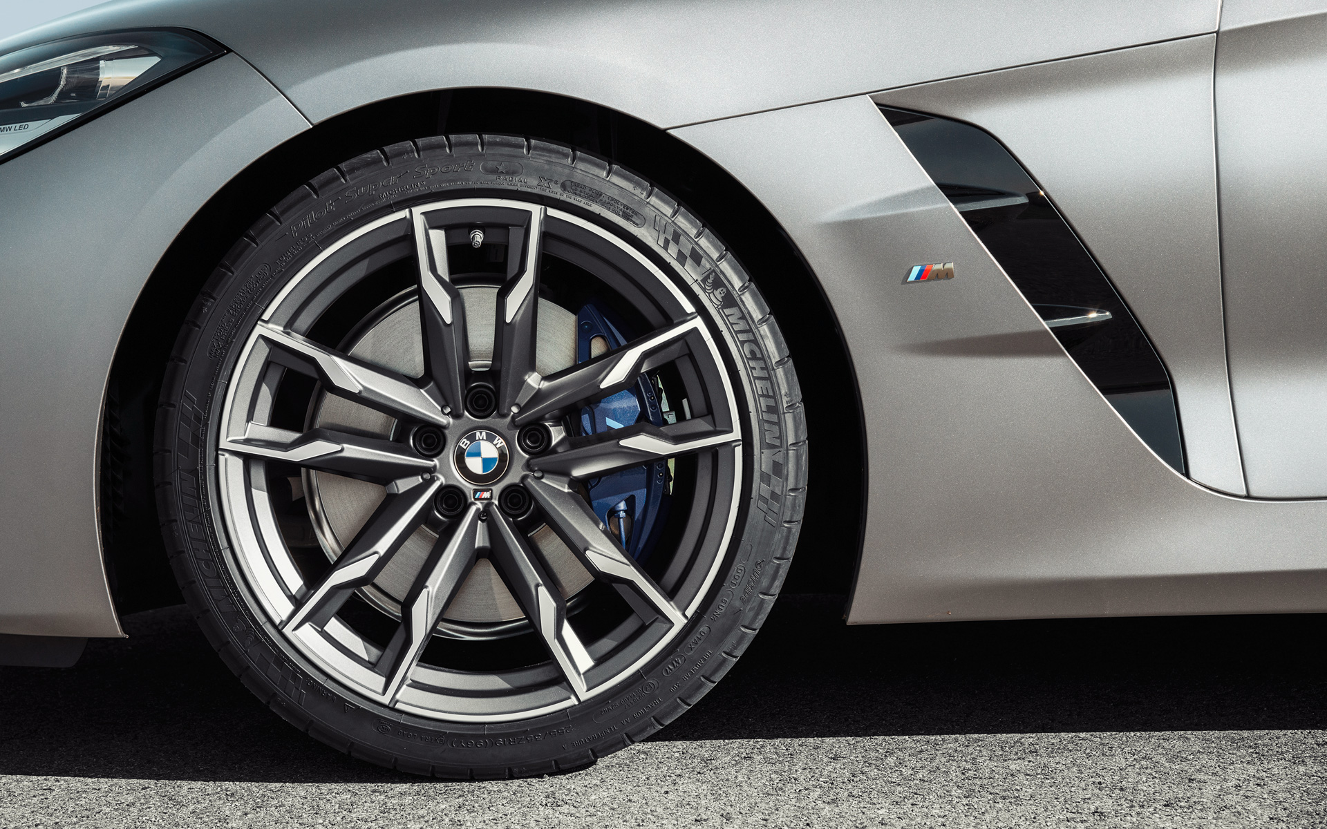 Jantes BMW Z4 M40i Roadster G29 2019 BMW Individual Frozen Grey metallic, vue en gros plan de la jante et de l'Air Breather