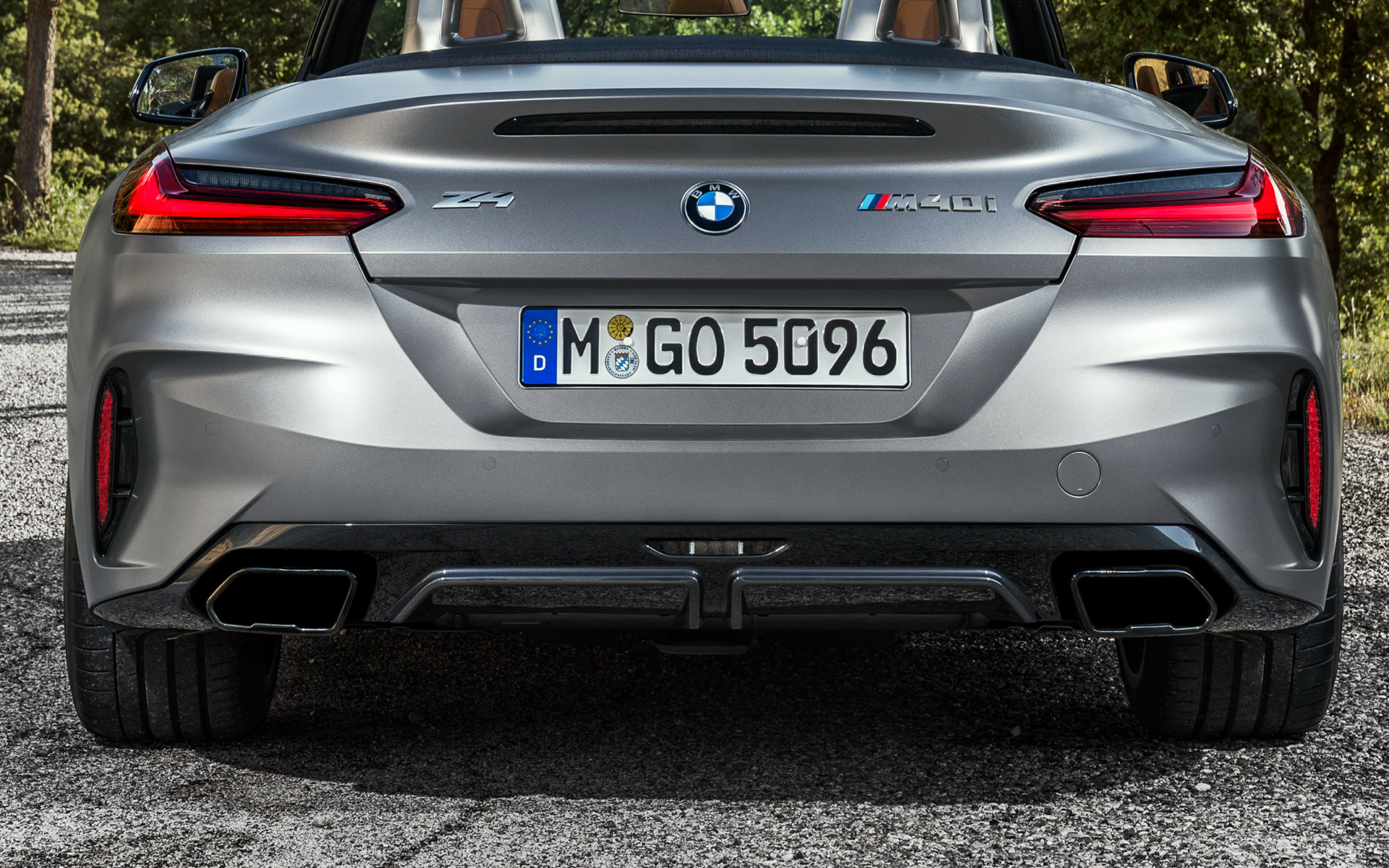 Vue en gros plan des tubulures d’échappement de la BMW Z4 M40i Roadster G29 2019 BMW Individual Frozen Grey metallic