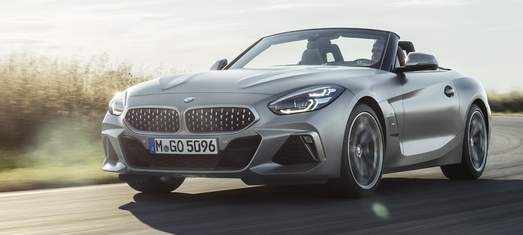 Vue de trois quarts avant de la BMW Z4 M40i Roadster G29 BMW Z4 M40i Roadster G29 2019 BMW Individual Frozen Grey metallic en mouvement, vue de trois quarts avant