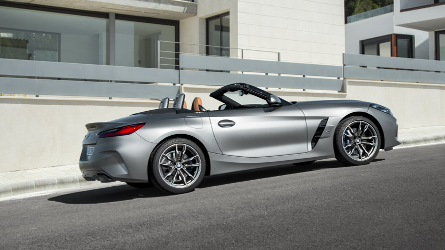 BMW Z4 M40i Roadster G29 vue de profil devant un bâtiment BMW Z4 M40i Roadster G29 vue de profil devant un bâtiment