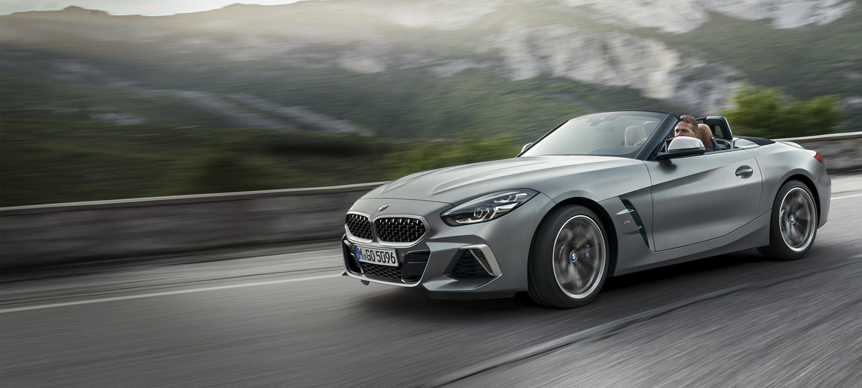BMW Z4 M40i Roadster G29 2019 BMW Individual Frozen Grey metallic grau, vue de trois quarts avant roulant devant un paysage de montagnes