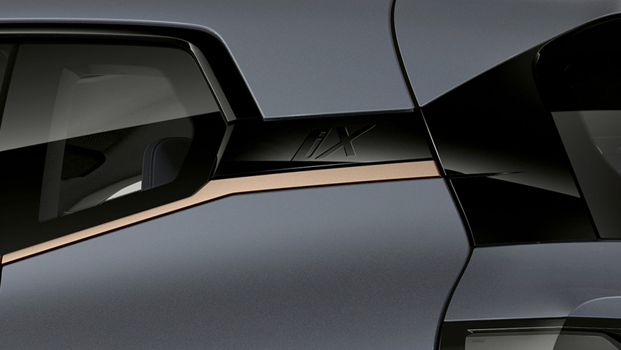 BMW iX M60 i20 2022 SUV électrique Oxidgrau metallic vue en détail Logo iX pli de Hofmeister BMW Individual Line Titanbronze