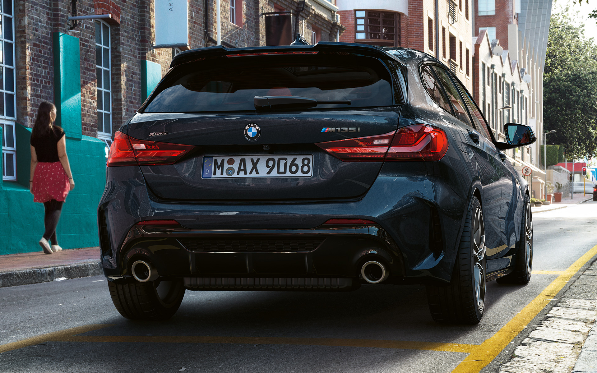 BMW M135i xDrive (F40) en Saphirschwarz metallic, vue arrière en stationnement