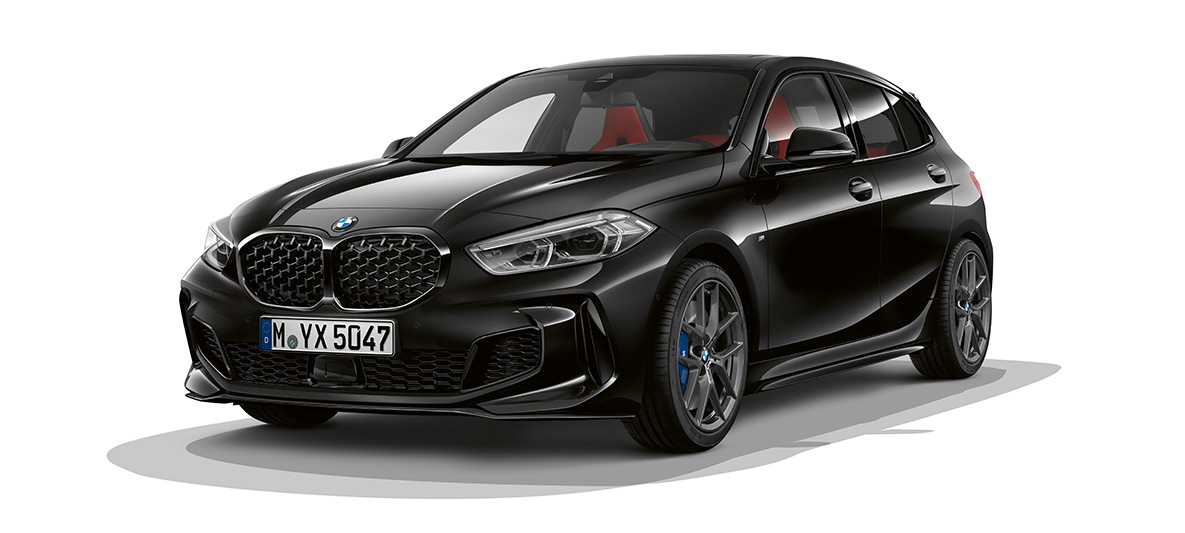 BMW M135i xDrive (F40) pack M Performance BMW M135i xDrive (F40) en Saphirschwarz metallic avec pack M Performance, vue de trois quarts avant