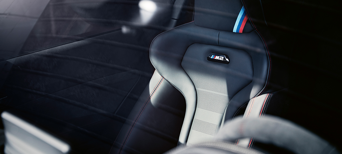 Sièges sport BMW M2 CS Sièges sport BMW M2 CS F87 Misano Blau metallic vue en gros plan