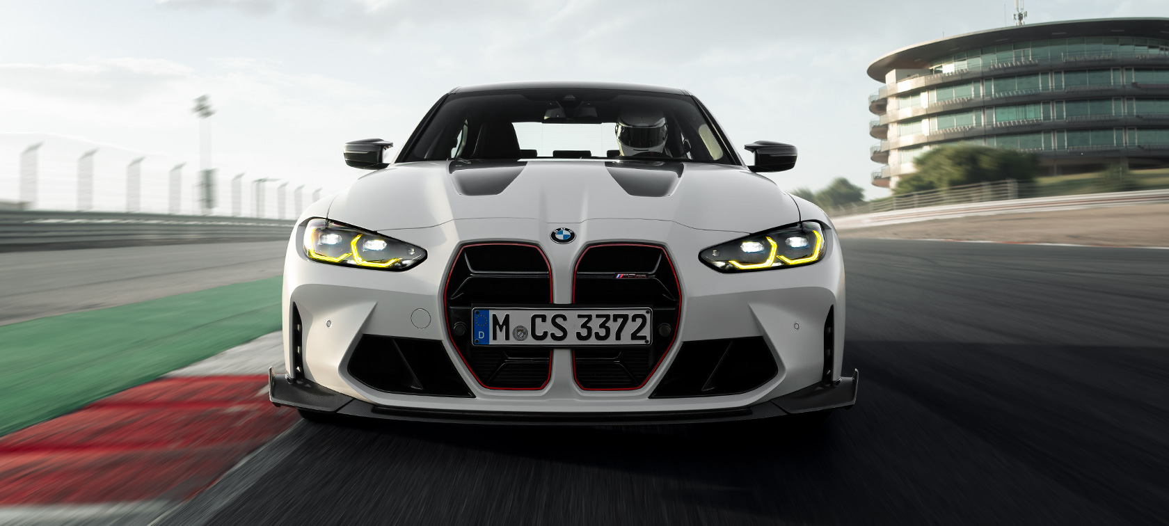 BMW M3 CS G80 BMW M Performance Parts vue de trois quarts avant en mouvement devant sur des circuits de course