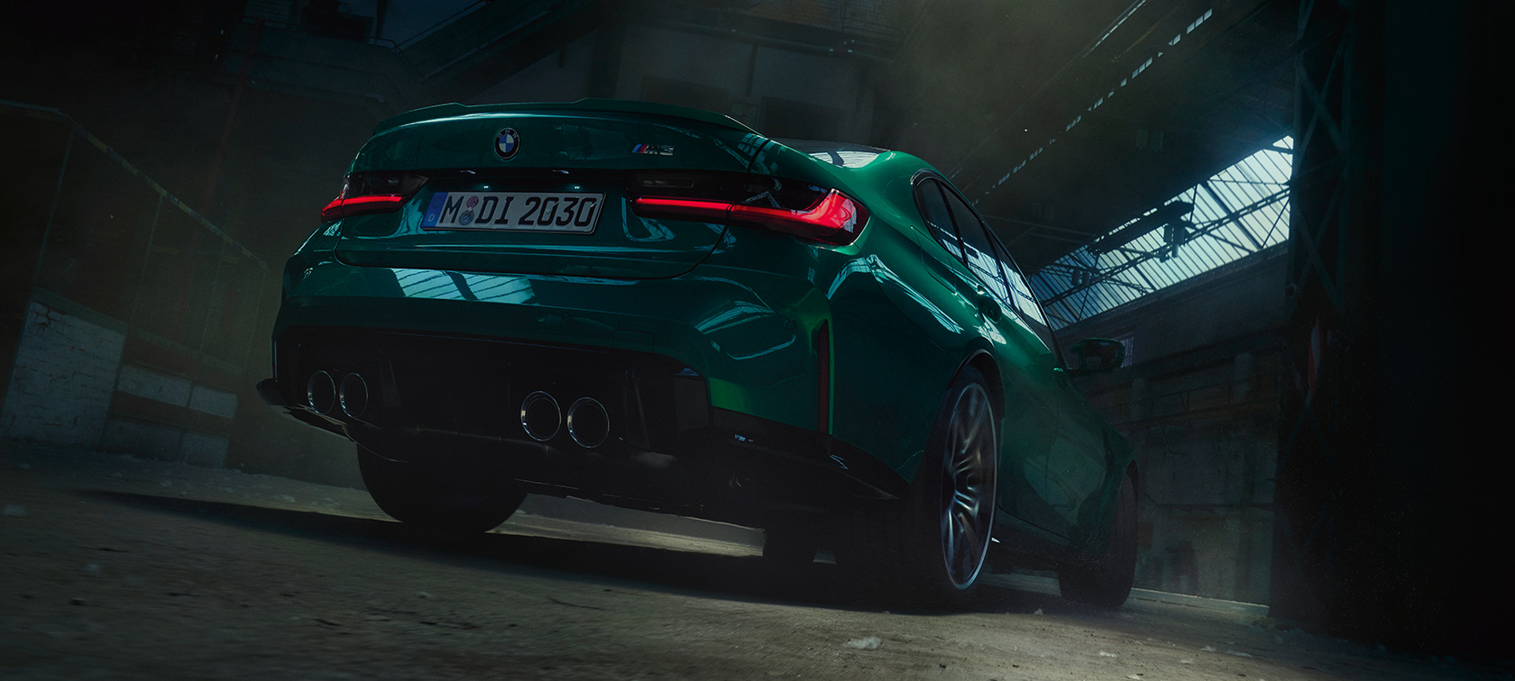 BMW M3 Berline G80 2020 Isle of Man Green métallisé, vue de trois quarts arrière en contre-plongée