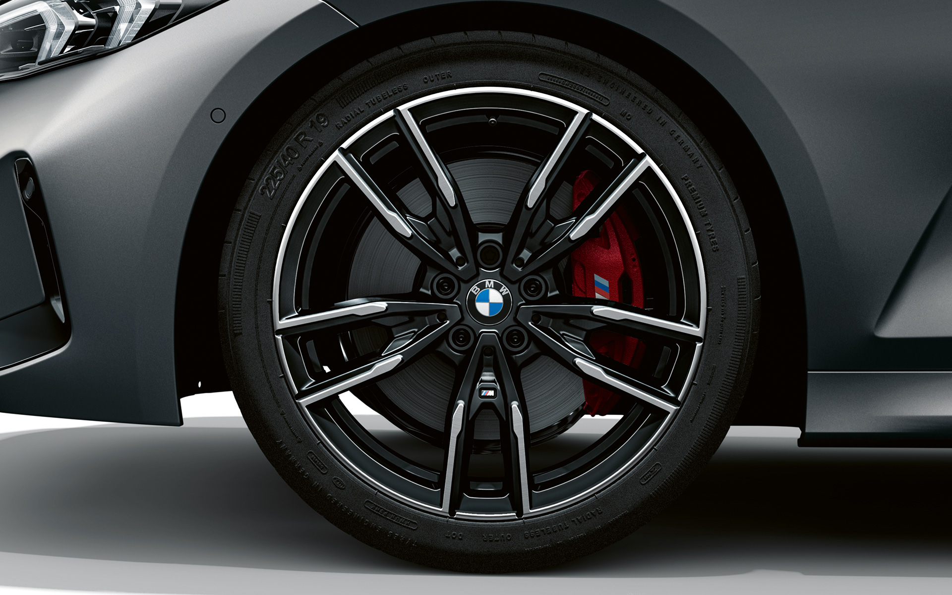 BMW M340i xDrive Berline G20 BMW Individual Frozen Pure Grey métallisé jantes BMW M 19" en alliage léger à doubles rayons 792 M Bicolor Jetblack