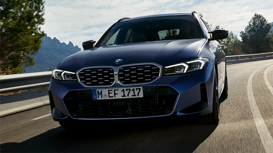 BMW M340i xDrive Touring G21 Frozen Tanzanite Blue, vue avant en mouvement sur la route