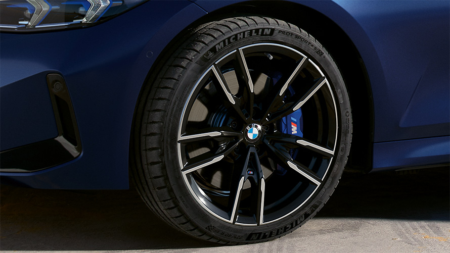 BMW M340i xDrive Touring G21 Frozen Tanzanite Blue jantes BMW M 19" en alliage léger, vue en gros plan