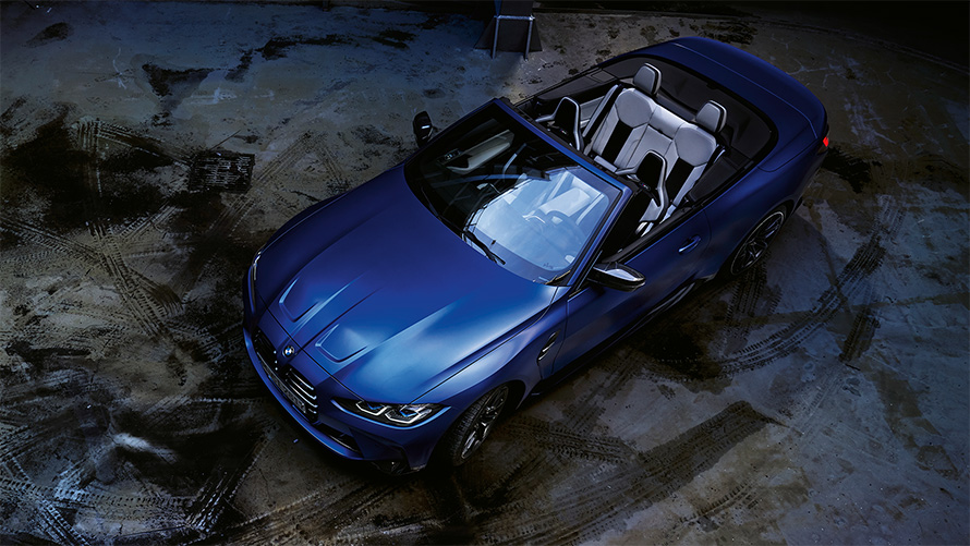 BMW M4 Competition Cabrio avec M xDrive G83 2021 BMW Individual Frozen Portimao Blau metallic, vue en plongée avec capote ouverte BMW M4 Competition Cabrio avec M xDrive G83 2021 BMW Individual Frozen Portimao Blau metallic, vue en plongée avec capote ouverte