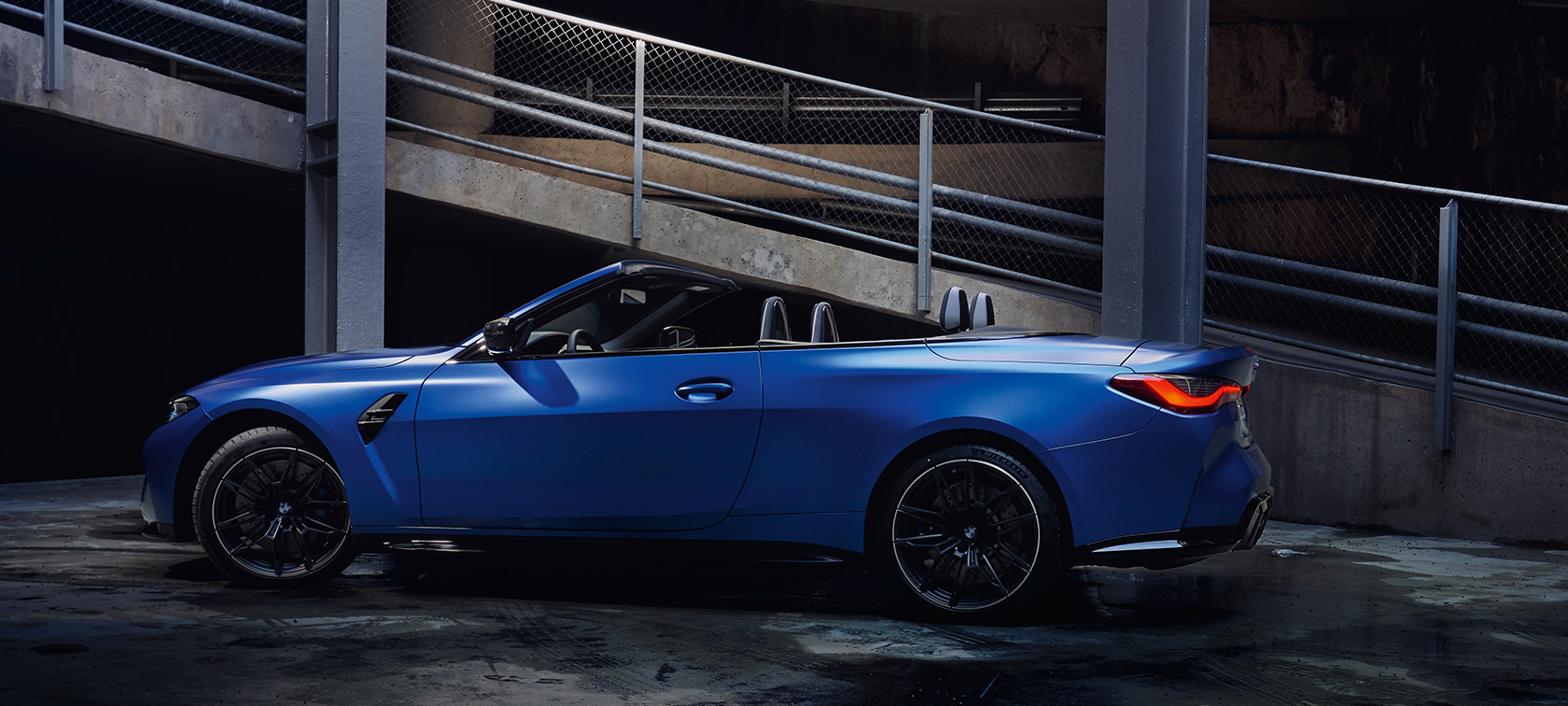 BMW M4 Competition Cabrio avec M xDrive G83 2021 vue de profil en stationnement BMW M4 Competition Cabrio avec M xDrive G83 2021 BMW Individual Frozen Portimao Blau metallic, vue de profil en stationnement