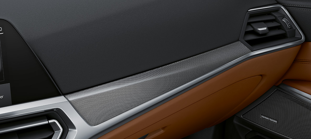 Inserts de décoration BMW Individual en maille d’aluminium à haute brillance BMW M4 Coupé 2020 G82 intérieur Inserts de décoration BMW Individual en maille d’aluminium à haute brillance avec incrustation en Perlglanz Chrom BMW M4 Coupé G82 2020 habitacle