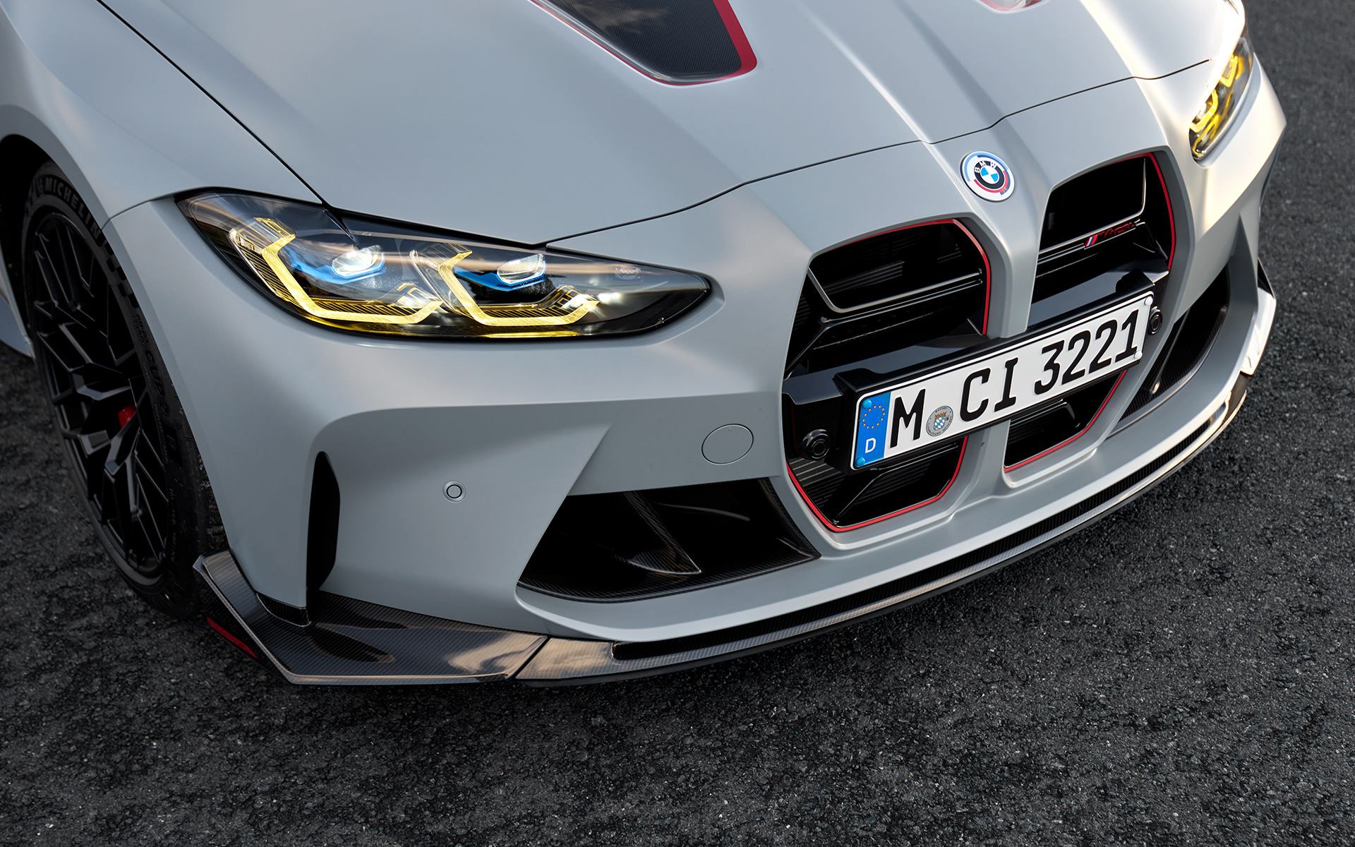 BMW M4 CSL G82 teinte spéciale BMW Individual Frozen Brooklyn Grey metallic becquet avant M en carbone vue en gros plan moteur
