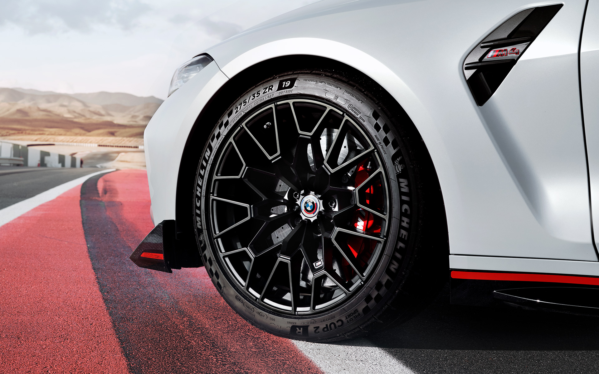 BMW M4 CSL G82 teinte spéciale BMW Individual Frozen Brooklyn Grey metallic freins M en carbone-céramique en Rot hochglänzend avec roue à architecture légère