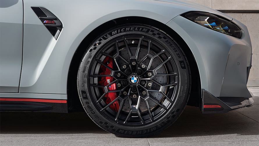 BMW M4 CSL G82 teinte spéciale BMW Individual Frozen Brooklyn Grey metallic CSL pneus Ultra Track exclusifs sur roues légères