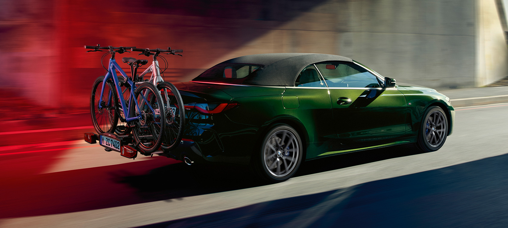 Vue de trois quarts arrière avec porte-vélos Pro 2.0 de la BMW Série 4 Cabriolet G23 2020 BMW Série 4 Cabriolet G23 2020 Sanremo Green metallic, vue de trois quarts arrière avec porte-vélos arrière Pro 2.0