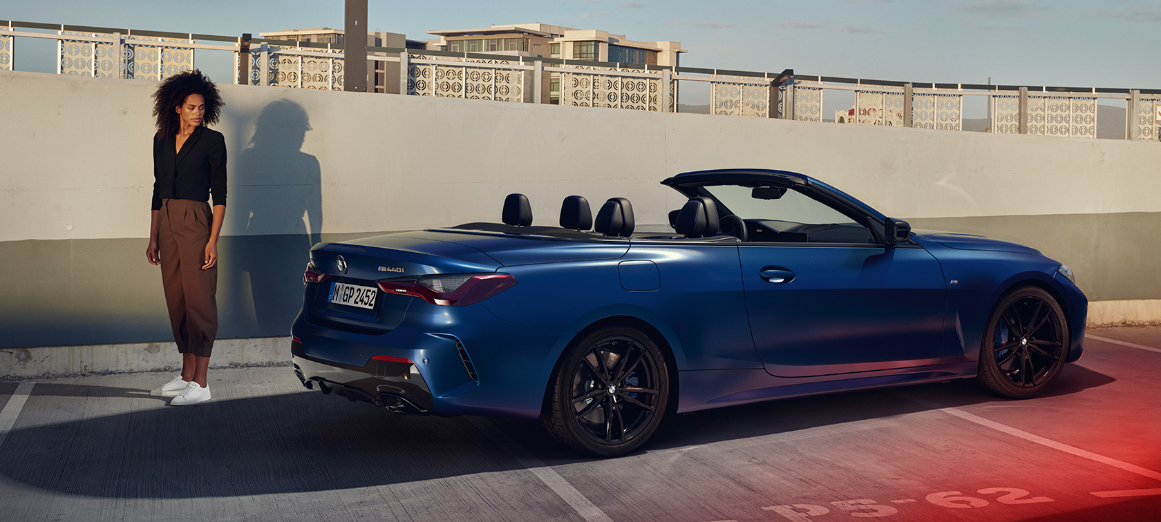 Vue de trois quarts arrière de la BMW M440i xDrive Cabriolet G23 2020 BMW M440i xDrive Cabriolet G23 2020 BMW Individual Frozen Portimao Blau metallic, vue de trois quarts arrière avec modèle