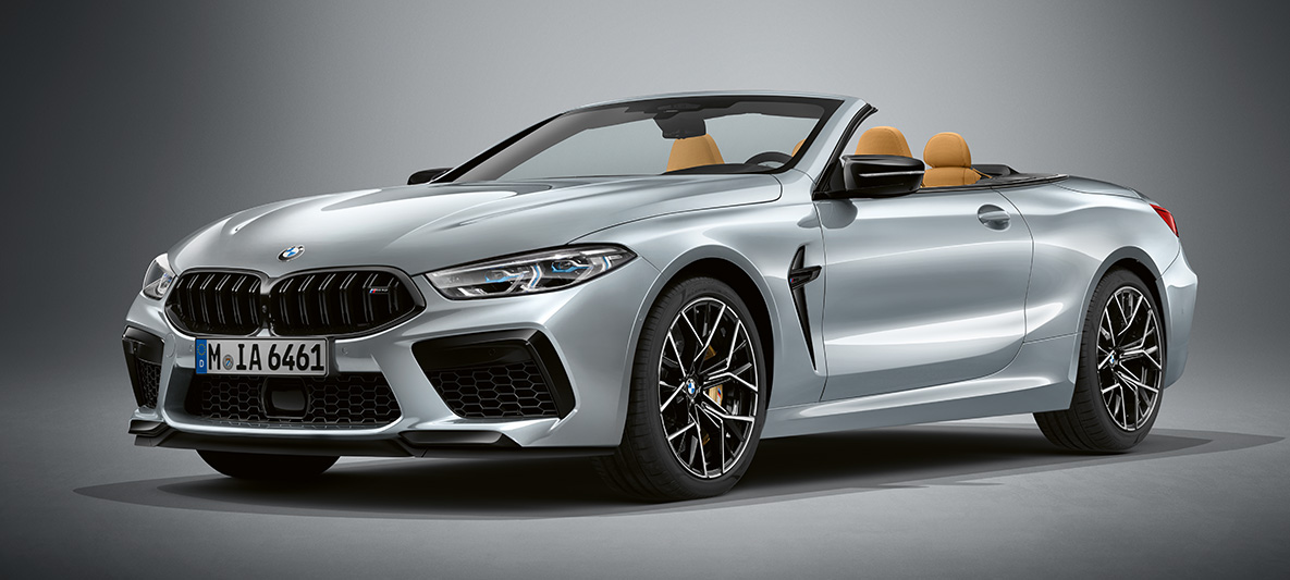 BMW Individual M8 Cabrio en BMW Individual Pure metal Silver metallic. BMW Individual M8 Cabrio en BMW Individual Pure metal Silver metallic, vue de trois quarts avant.