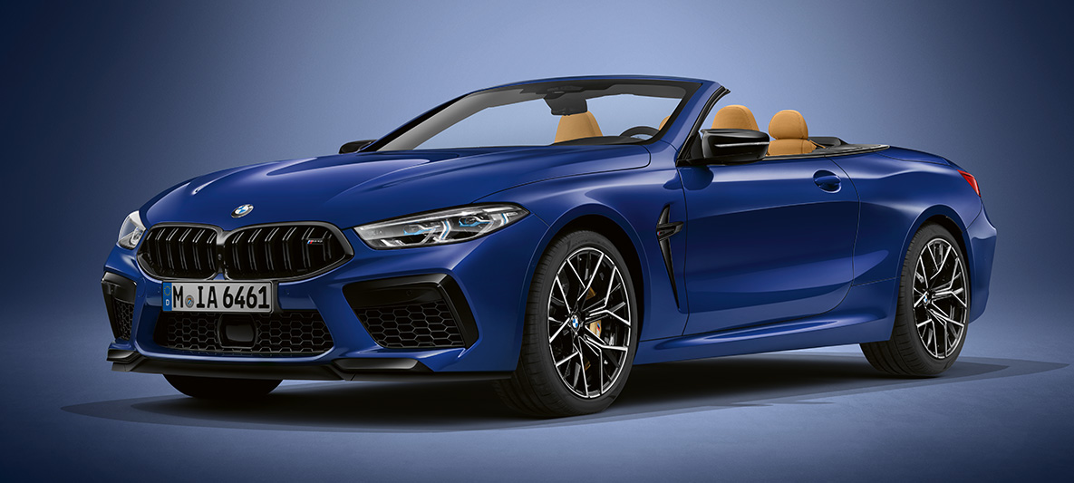 BMW Individual M8 Cabrio en BMW Individual Tansanitblau metallic. BMW Individual M8 Cabrio en BMW Individual Tansanitblau metallic, vue de trois quarts avant.