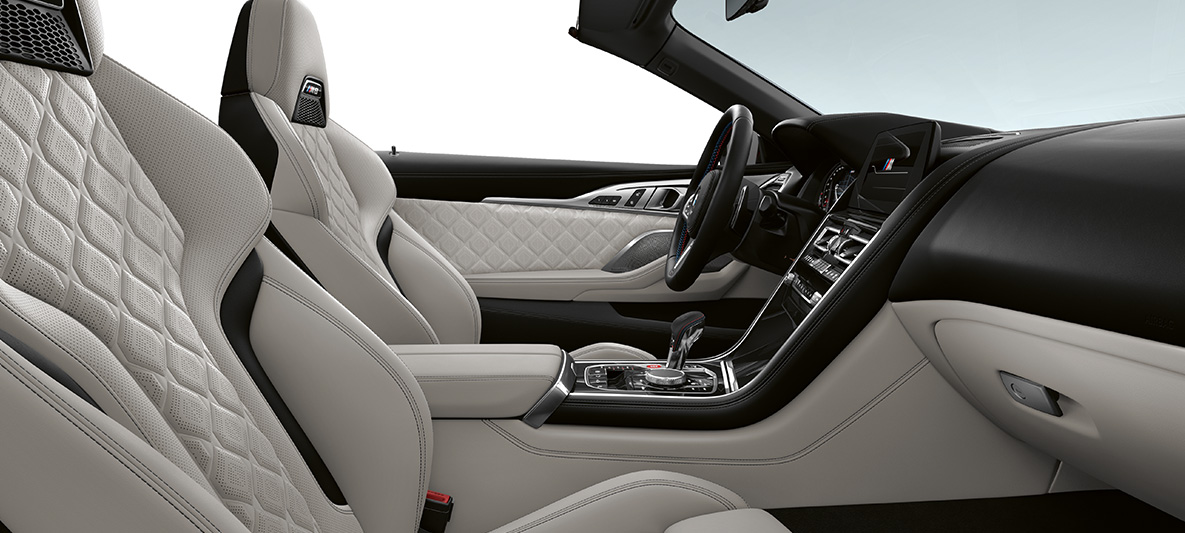 Garnissage tout cuir Merino | Silverstone et inserts de décoration BMW Individual en Pianolack Schwarz. BMW M8 Competition Cabrio, habitacle avec garnissage tout cuir Merino | Silverstone et inserts de décoration BMW Individual en Pianolack Schwarz.