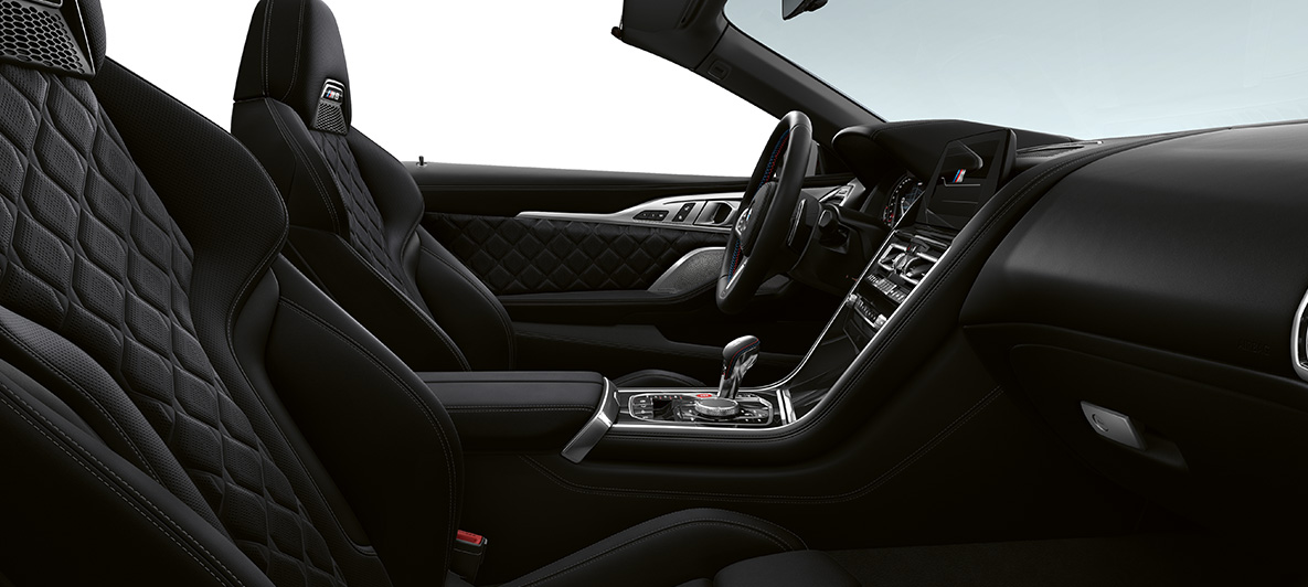 Garnissage tout cuir Merino | Schwarz et inserts de décoration BMW Individual en Pianolack Schwarz. BMW M8 Competition Cabrio, habitacle en garnissage tout cuir Merino | Schwarz et inserts de décoration BMW Individual en Pianolack Schwarz.