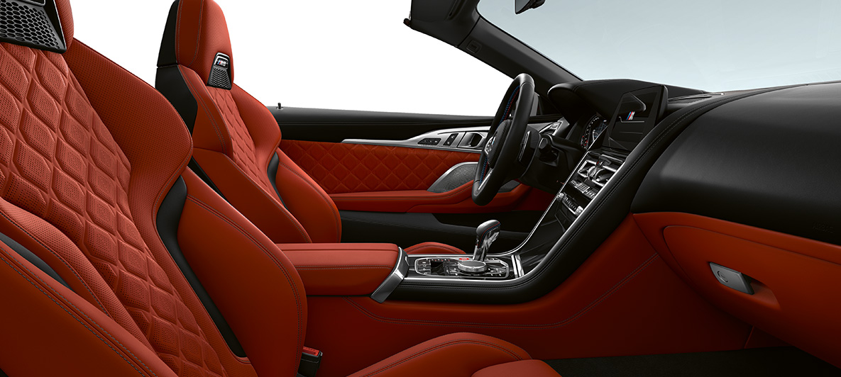 Garnissage tout cuir Merino | Sakhir Orange et inserts de décoration BMW Individual en Pianolack Schwarz. BMW M8 Competition Cabrio, habitacle en garnissage tout cuir Merino | Sakhir Orange et inserts de décoration BMW Individual en Pianolack Schwarz.