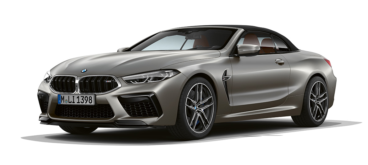 BMW M8 Cabrio, vue de trois quarts de profil avant. BMW M8 Cabrio en Frozen Dark Silver, vue de trois quarts de profil avant.