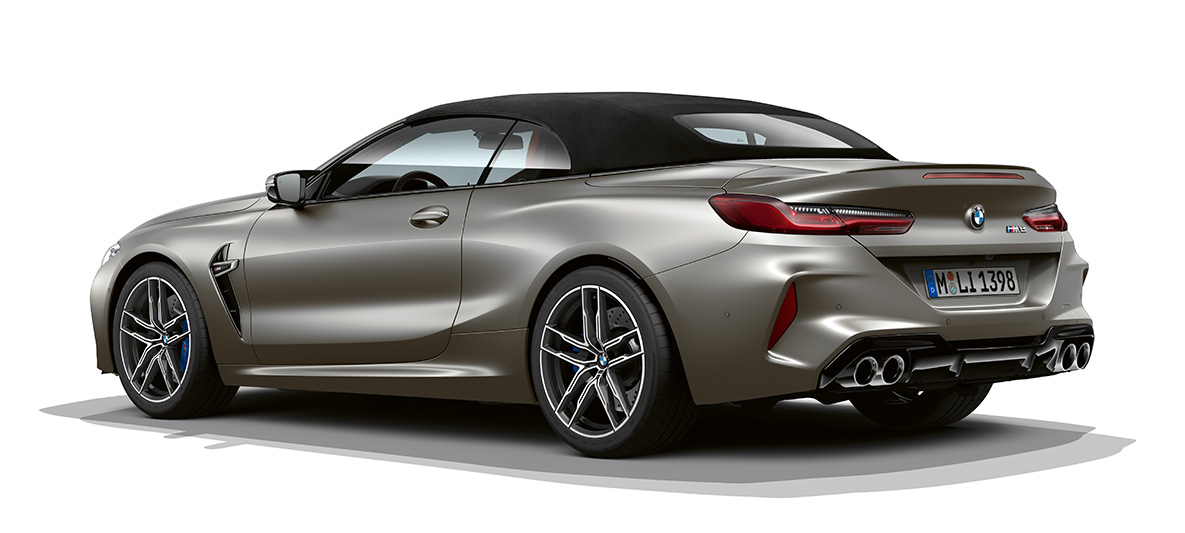 BMW M8 Cabrio, vue de trois quarts de profil arrière. BMW M8 Cabrio en Frozen Dark Silver, vue de trois quarts de profil arrière.