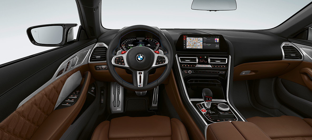 BMW M8 Cabrio, poste de conduite. BMW M8 Cabrio, poste de conduite avec volant M en cuir et touches rouges M1/M2.