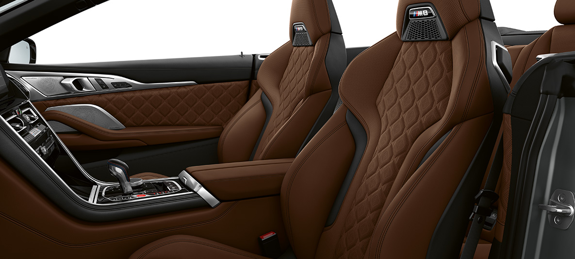 Sièges M sport avec logo M. BMW M8 Cabrio, habitacle avec sièges M sport en garnissage tout cuir Merino Taruma Braun.