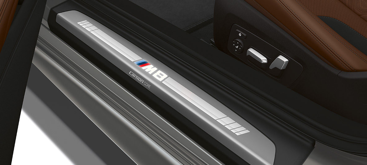 Seuils de porte avec inscription M8. Seuils de porte de la BMW M8 Cabrio avec inscription M8.