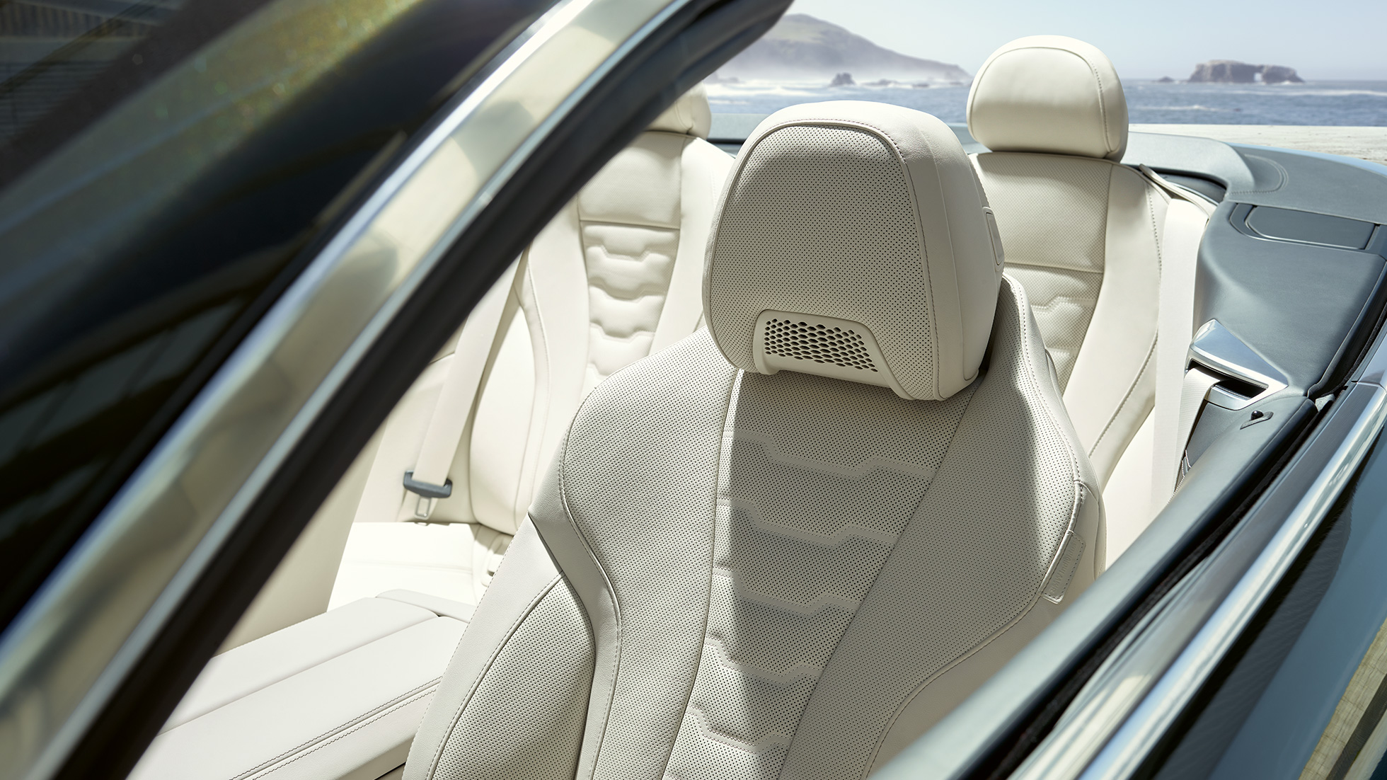 BMW M850i xDrive Cabrio, sièges multifonctions pour le conducteur et le passager avant. BMW M850i xDrive Cabrio in Dravitgrau metallic avec capote ouverte, habitacle avec sièges multifonctions en garnissage BMW Individual en cuir Merino Elfenbeinweiß.