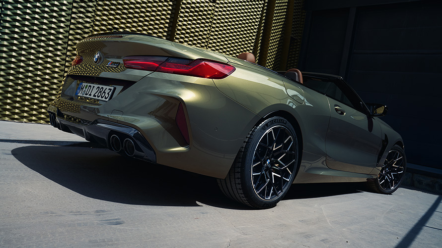 La nouvelle BMW M8 Competition Convertible F91 LCI Facelift 2022 BMW Individual Brass metallic three-quarter rear view low angle shot