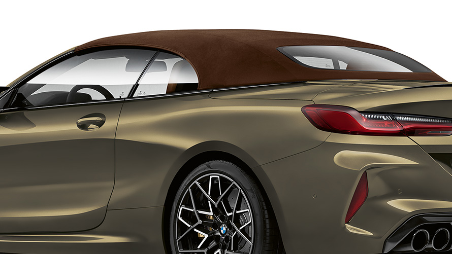 La nouvelle BMW M8 Competition Cabrio F91 LCI restylage 2022 BMW Individual Brass metallic vue de trois quarts arrière
