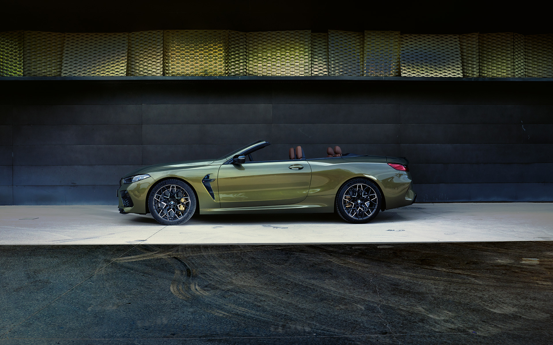 La nouvelle BMW M8 Competition Cabrio F91 LCI restylage 2022 BMW Individual Brass metallic Vue de profil sur scène