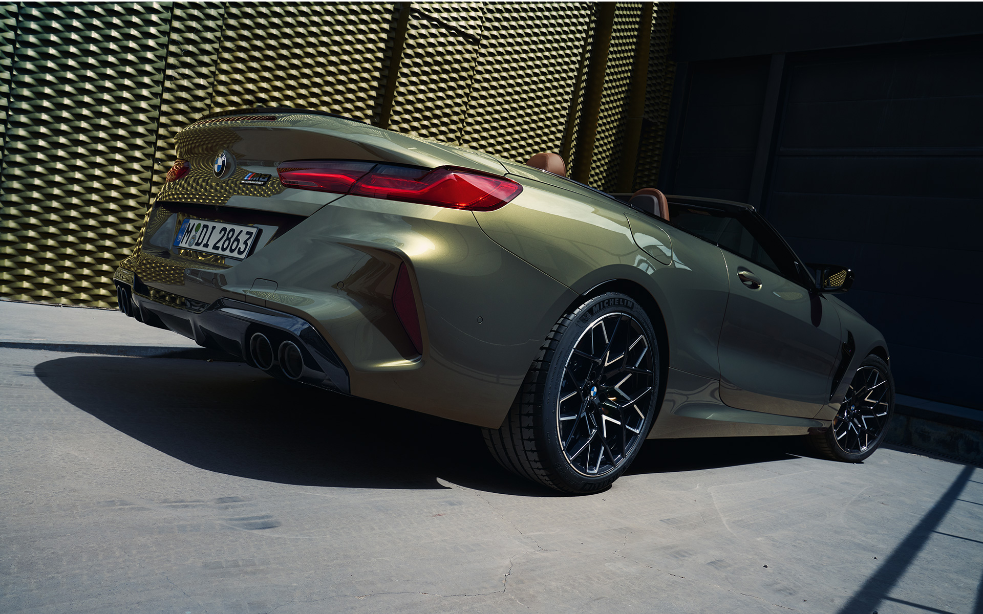 La nouvelle BMW M8 Competition Convertible F91 LCI Facelift 2022 BMW Individual Brass metallic three-quarter rear view low angle shot