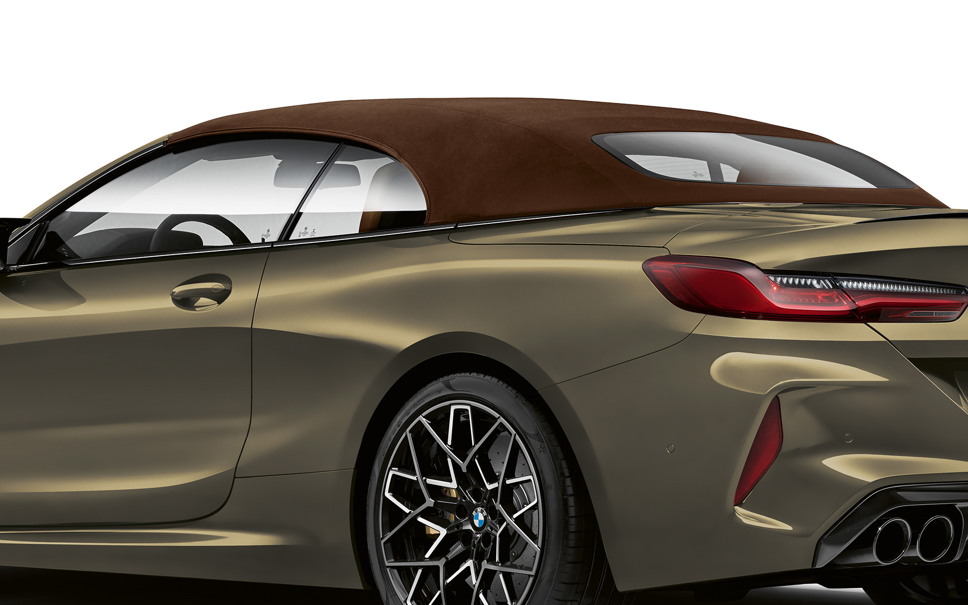 La nouvelle BMW M8 Competition Cabrio F91 LCI restylage 2022 BMW Individual Brass metallic vue de trois quarts arrière