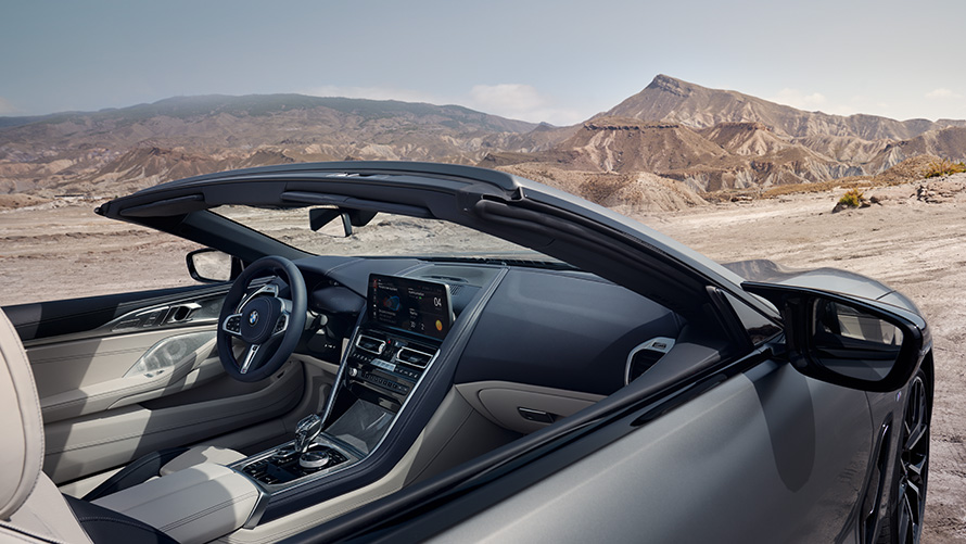 La nouvelle BMW M850i xDrive Cabrio G14 LCI restylage 2022 BMW Individual Frozen Pure Grey metallic, vue de l'habitacle à travers la capote ouverte