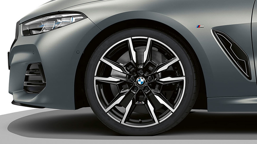 La nouvelle BMW M850i xDrive Cabrio G14 LCI restylage 2022 BMW Individual Frozen Pure Grey metallic Jantes BMW M en alliage léger, à doubles rayons 894 M, 20", en gros plan